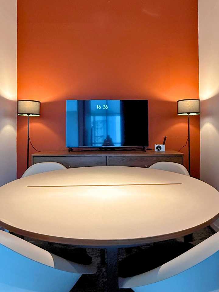 Meeting room 4 pax meja bundar virtual office Tangerang Alam Sutera